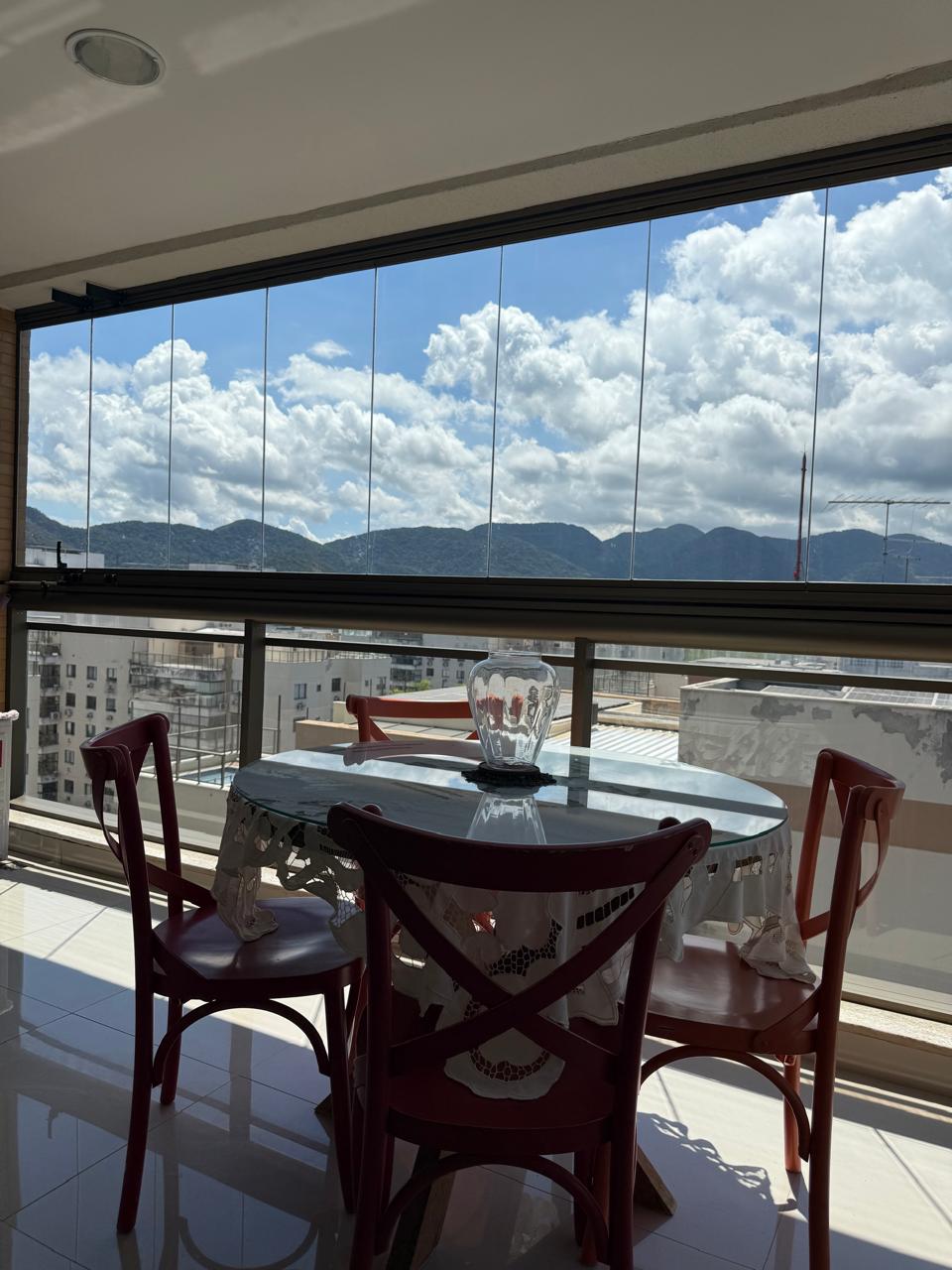 Mesa na varanda com vista para as montanhas