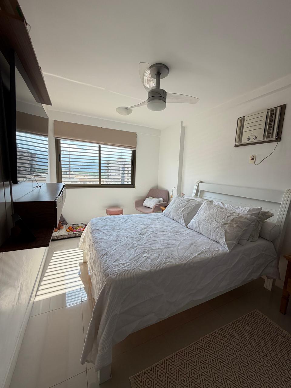 Quarto com cama de casal e janela