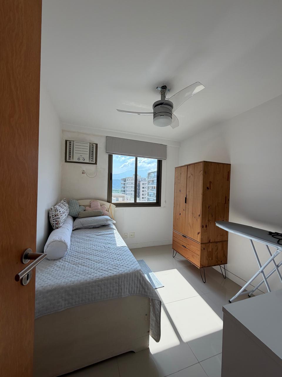 Outro ângulo do quarto e seu mobiliário